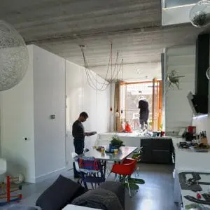 Doorzicht vanuit zithoek naar eetkeuken. Foto Jacqueline Knudsen.