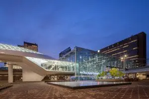 Haags Startstation Erasmuslijn, ZJA Zwarts & Jansma Architects en OV-terminal Den Haag Centraal, Benthem Crouwel Architects