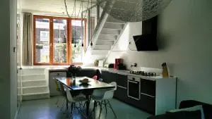 Aanrecht loopt door in vloer tussenverdieping. Foto Corné van de Kraats