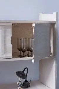 Kast met op elkaar gepertse lagen fineer.