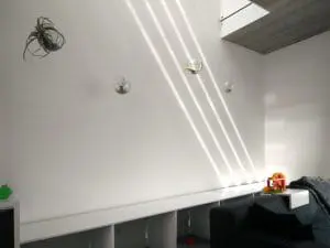 Het zuiderlicht valt door de hele woning dankzij vides en open trappen. In de naden tussen vloer en wand zijn ledstrips aangebracht. Foto Corné van de Kraats