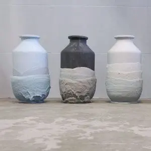 Phases IV, 2016. Wand laat twee verschillende lagen van hetzelfde materiaal met elkaar de strijd aangaan. In een mal wordt een basisvorm gelegd. Een nieuwe natte laag moet zich aan de droge laag zien te hechten. Zo ontstaat een mix tussen een vaste gecontroleerde vorm en een autonome onregelmatige vorm.