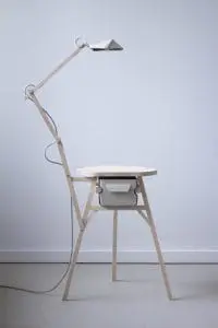 Kruk-Lampje-Ladenkast combineert papier, hout en marmoleum en drie  vormen in een onconventioneel object.