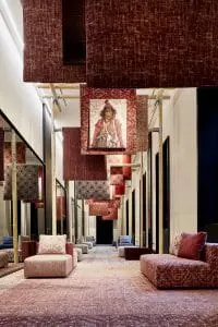 Met inspiratie uit de kunstwereld
in gedempte, verweerde kleuren en gelaagde
patronen, presenteren Desso en Odette Ex deze
tapijt- en meubelstoffencollectie. Toepassing van
dezelfde dessins in vloeren en stoelen versterkt eenheid in een ruimte.