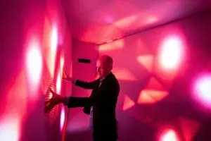 In de Sound
capsule van Reset zijn drumpads verwerkt; de
wanden kleuren mee in het ritme en intensiteit
van de stokaanslagen.