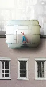 Monade Capsule hangend aan een gevel. 