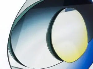 Vorm en kleur van Offround hue (2016) spelen met de perceptie van reflectie. I.s.m. Brit van Nerven