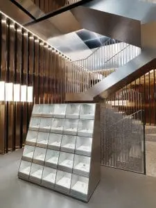 Flagship store van Repossi, Parijs 2016. Marcelis bracht met gelamineerd en
semi-reflecterend glas, spiegels en aluminium
panelen diepte en gelaagdheid aan. I.s.m. OMA