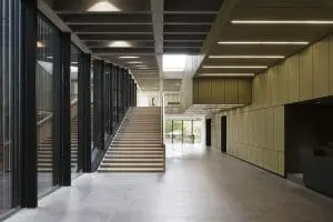 2. Zicht na binnenkomst links: de foyer met trap naar de bovenbar. Links de lamellengevel. Rechts het blok met de theaterzaal en receptie, met messing platen bekleed. Foto Christian van der Kooy.