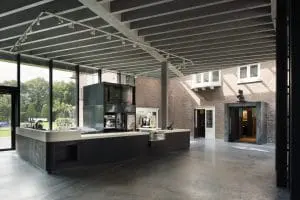 1. Het binnenplein tussen de villa uit 1911 en het nieuwe theater. Foto Christian van der Kooy