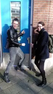 Marjolein Dekker (rechts) van Plak
Vast Goed overhandigt Dora Borst (links) de sleutel
van haar tijdelijke werkplek aan de Geijsingstraat
in Delfshaven. Met haar bedrijf Concept Circus zet
Borst wijkprojecten op.