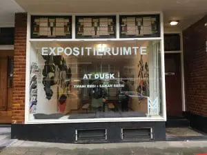 Een leegstaande winkel aan de
Rotterdamse Mathenesserweg bood een
troosteloze aanblik. Met de komst van Foundation
MESH is er weer leven in gebracht. De galerie
maakt connecties tussen lokale en internationale
kunstenaars op basis van een overeenkomstige
visie, interesse of stijl en vergroot zo het netwerk
en de expositiemogelijkheden van lokale
kunstenaars