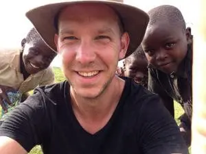 Michiel Smits in Mount Elgon Kenia waar in 3 weken tijd een traditionele testwoning/keuken werd gebouwd (2014)  