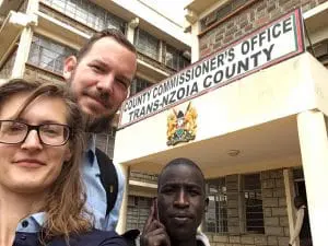 Onderzoeksassistent Beata Duda, Michiel Smits en gemeenschapsspecialist Geoffrey Ngeywa halen de laatste goedkeuring voor het project The Rural Housing Studio bij de lokale overheid in Mount Elgon Kenia, augustus 2017