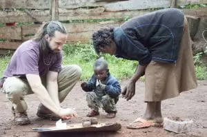 Architect Corné Nuijten van team 3 modelleert met moeder, foto Damian van der Velden 