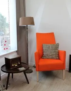 Het interieur is voorzien met attributen die doen denken aan vroeger zoals dit zithoekje met radio