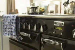 De keuken is uitgevoerd in oud-
Hollandse stijl. Het grote, zwarte fornuis heeft
tevens een signaalfunctie: hier wordt gekookt