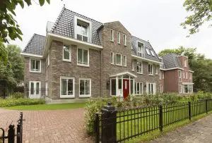 Het ontwerp van de twee geschakelde
herenhuizen sluit qua uitstraling perfect aan bij
de 19e-eeuwse villa’s in de omgeving. Slapen
gebeurt boven en wonen beneden met directe
toegang tot de tuin.