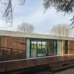 Notenhouten gevels woonboot Utrecht