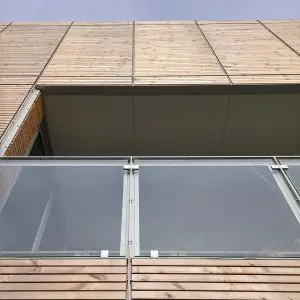 Uitwendige aluminium hoekprofielen en lateien verbinden de bouwelementen.