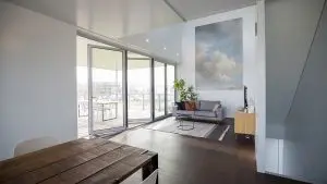 Woonkamer met vide en schuifpui. Foto Jan Willem Schouten.