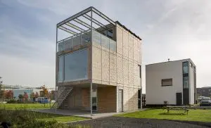 BILT modelwoning vanaf de straat. Alle gevelopeningen zijn verdiepingshoog. Foto Jan Willem Schouten.