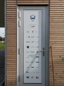 Alle medewerkende partijen en sposors staan op de deur van de modelwoning. Foto Jacqueline Knudsen.