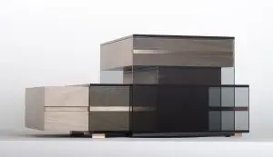 Curio, een
walnoten kastje met lades omlijst door glas •
Foto: Khanh Ly.