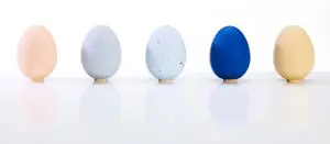 Ei is een zoutvaatje met een niet geglazuurde  afwerking waardoor het zacht zanderig aanvoelt  als een echte eierschaal. Porselein op een voetje  van kurk. Foto Ruud Peijnenburg. 