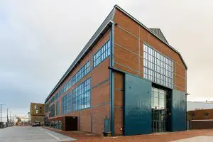 De Zware Plaatwerkerij heeft na de transformatie meer vensters. De stalen spanten en deuren zijn origineel.