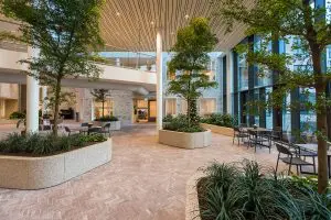 De groepswoningen voor dementerende bewoners hebben hun entree aan een wintertuin. Hier kunnen de bewoners veilig ‘naar buiten’.