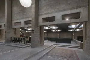 Het indirecte lichtspel in de kerk, de zachte overgangen tussen de verschillende ruimten en de losse plaatsing van het altaar en de kapellen te midden van de daaromheen vloeiende ruimte, zorgt voor een steeds wisselende relatie tussen bezoeker en gebouw. Foto Peter de Ruig 