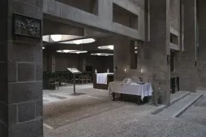 Transparantie van steunpilaren en architraven, op de grens van straat naar kerkzaal. Foto: Peter de Ruig