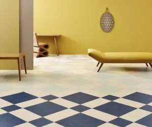 Marmoleum Modular Diagonal Fade. Een diagonaal grid met daarin kleurenbanen lopen van donker naar licht waardoor de vloer een extra dimensie aan de ruimte geeft. Foto: Rene Mesman.