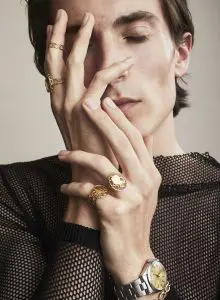 Nieuwe ringen als nieuwe erfstukken. Deze sieraden van wit en geel goud met een ruitvorm  waarin een silhouet is verwerkt, brengt  Eurlings onder eigen  label uit. Foto Barrie Hullegie.