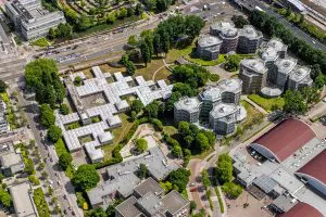 Vanuit de lucht
oogt het Burgerweeshuis als een geometrische
kashba met twee diagonale lijnen van grote koepels
© foto | photo John Gundlach/Hollandse Hoogte