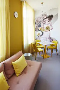 Kamers in Hotel Modez in Arnhem. Het glas van de Hexagon bijzettafels is intens van kleur doordat de tinten brons, blauw en groen door en door zijn gekleurd. Op de muur werk van modefotograaf Sabrina Bongiovanni . Foto: Rene Mesman.