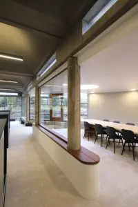 De drie basiselementen
waaruit het gebouw is samengesteld: kolom, latei en koepel • Corné Bastiaansen