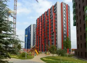 Blok 10 en 11 in de nieuwe wijk Novaya Skhodyna ten noordwesten van Moskou met 14 door DKV ontworpen appartementengebouwen. I.o.v. en i.s.m. Krost, realisatie 2011-13.