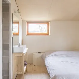 De slaapkamer van de ouders van Vleugels, met een douche. Foto Jan Mateboer