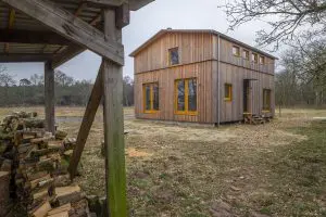 Oerhuis vanuit het westen, aan drie zijden bouwt Vleugels in 2018 een houten terras. Foto Jan Mateboer