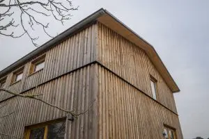 De gevels zijn bekleed met larikshout. De horizontale strip en het dak zijn van staal. Foto Jan Mateboer