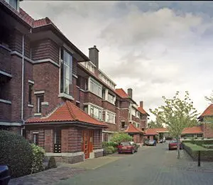 Het leek erop dat Co Brandes bij het ontwerp van de Parkflat Marlot alle ontwerpregisters heeft opengetrokken. Zelfs de voor hem typerende zwierige kapvormen werden uitbundiger vormgegeven dan ooit.
©Peter de Ruig
