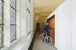 Gang vleugel Kanaalweg met entrees PhD-woningen. Foto Gerard van Beek.