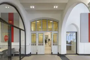 Doorgang vanuit publiekshal richting kantoren DUWO.  Foto Gerard van Beek