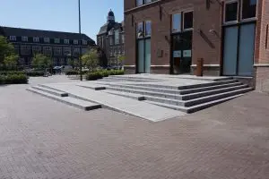 Entree kantoor DUWO aan nieuw plein. Openbare ruimte en bordes zijn ontworpen door Buro Lubbers. Foto Jacqueline Knudsen.