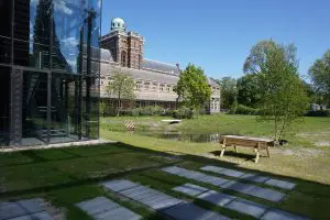 Overgang van hof ISH naar park. Foto Jacqueline Knudsen.