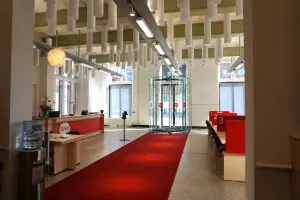 DUWO entreehal, aan entreezijde ijn de ramen vergroot. De ijzeren spanten zijn weer in het zicht. Foto  Jacqueline Knudsen