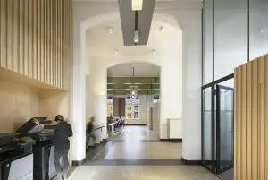 DP6 ontwierp voor DUWO hangende panelen t.b.v. ventilatie, verlichting en akoestiek. Foto Gerard van Beek.