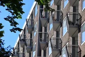 Balkonzijde aan de zuidkant. Foto: Dick de Gunst